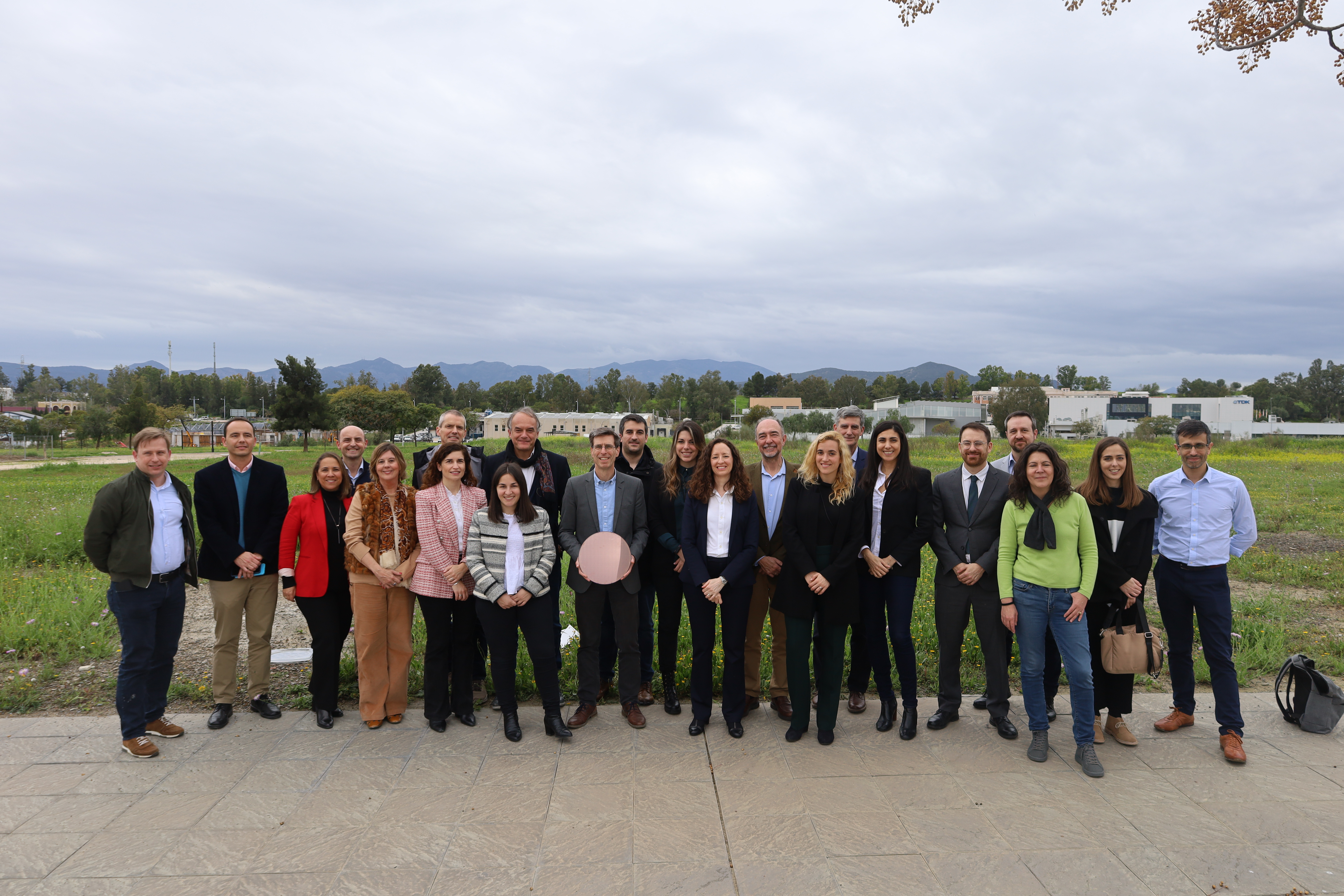 Se trata de un proyecto liderado por el Gobierno de España, a través de la SETT, junto con la organización de innovación y desarrollo IMEC, que gestionará su primera instalación de estas características fuera de Bélgica, y que cuenta con la participación de la Junta de Andalucía y el Ayuntamiento de Málaga.