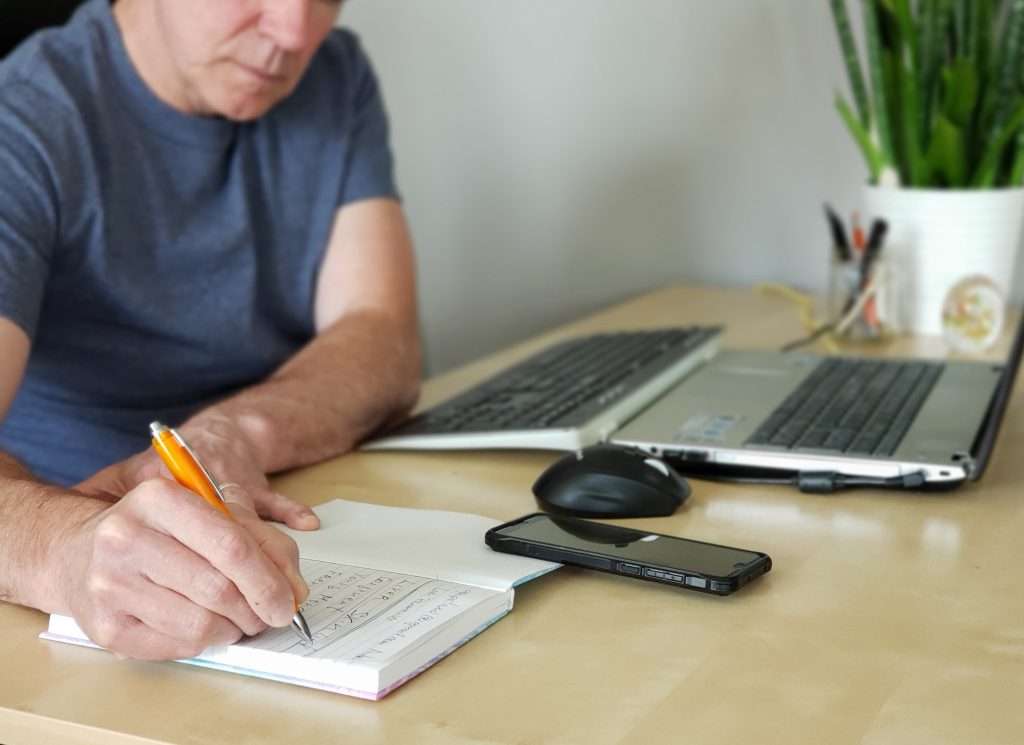 Persona Escribiendo