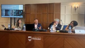 Mesa con quienes han efectuado las ponencias de la sesi&oacute;n de clausura del Seminario: SETT, Ministerio de Industria y Comercio, Ministerio de Econom&iacute;a y Competitividad y ENISA